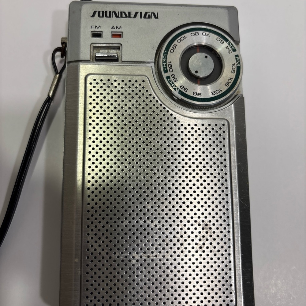 VTG Sound Design 1980 Pocket Radio AM-FM Handheld Retro Conversation Starter - Picture 4 of 10
